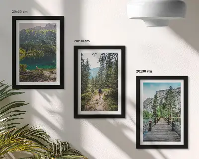 Bilderwand mit Motiven von Bergen, Seen, Wäldern und Waldwegen