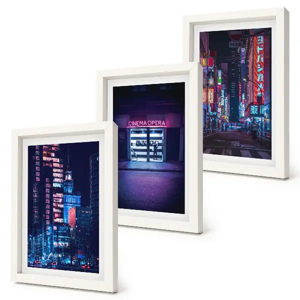 Bilderwand Nachtstadt mit Neonlichtern und Kinoeingang