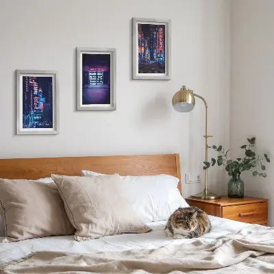 Bilderwand Nachtstadt mit Neonlichtern und Kinoeingang