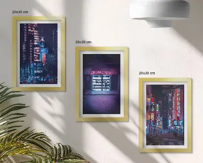 Bilderwand Nachtstadt mit Neonlichtern und Kinoeingang