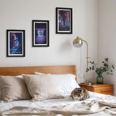 Bilderwand Nachtstadt mit Neonlichtern und Kinoeingang