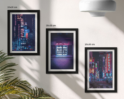 Bilderwand Nachtstadt mit Neonlichtern und einem Kinoeingang