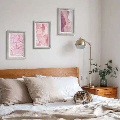 Bilderset mit Rahmen rosa Pfingstrosenblüten mit geometrischem Muster