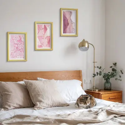 Bilderset mit Rahmen rosa Pfingstrosenblüten mit geometrischem Muster