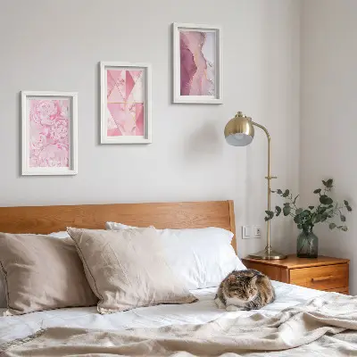 Bilderset mit Rahmen rosa Pfingstrosenblüten mit geometrischem Muster