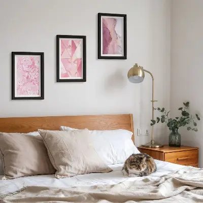 Bilderset mit Rahmen rosa Pfingstrosenblüten mit geometrischem Muster