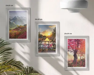 Bilderwand mit Berglandschaften, einem Fahrrad und einem Herbstbaum