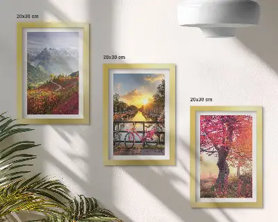 Bilderwand mit Berglandschaften, einem Fahrrad und einem Herbstbaum