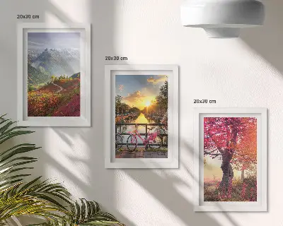 Bilderwand mit Berglandschaften, einem Fahrrad und einem Herbstbaum