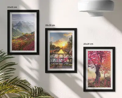Bilderwand mit Berglandschaften, einem Fahrrad und einem Herbstbaum