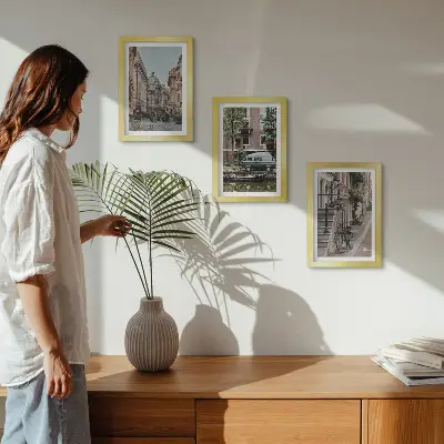 Bilderwand mit ruhigen Stadtansichten von Gebäuden