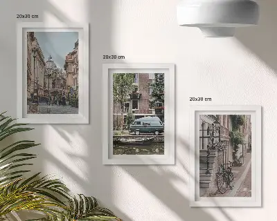 Bilderwand mit ruhigen Stadtansichten von Gebäuden
