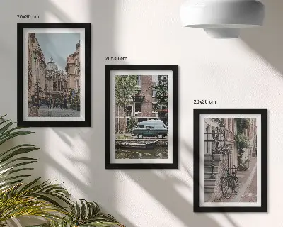 Bilderwand mit ruhigen Stadtansichten von Gebäuden
