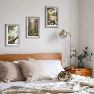 Bilderwand mit friedlicher Wald- und Seelandschaft und einem Boot