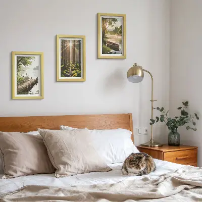 Bilderwand mit friedlicher Wald- und Seelandschaft und einem Boot