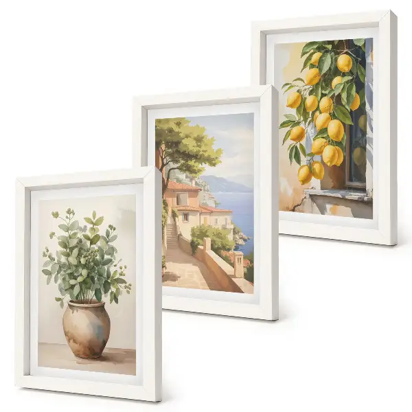 Bilderwand mit Blumen in einer Vase, Meerblick und Zitronen