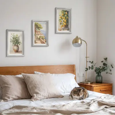 Bilderwand mit Blumen in einer Vase, Meerblick und Zitronen