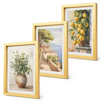 Bilderwand mit Blumen in einer Vase, Meerblick und Zitronen