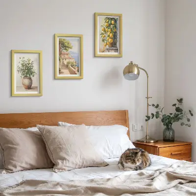 Bilderwand mit Blumen in einer Vase, Meerblick und Zitronen