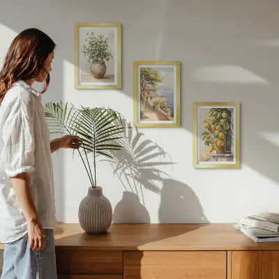 Bilderwand mit Blumen in einer Vase, Meerblick und Zitronen