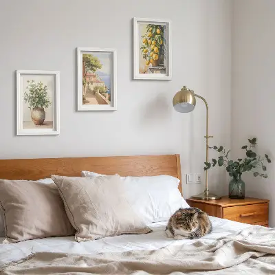 Bilderwand mit Blumen in einer Vase, Meerblick und Zitronen