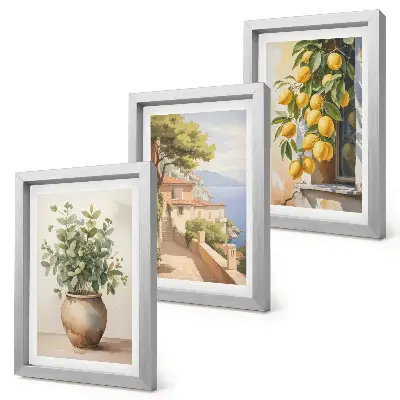 Bilderwand mit Blumen in einer Vase, Meerblick und Zitronen