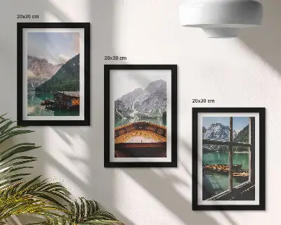 Bergsee mit Boot und Holzhäusern Bilderset mit Rahmen
