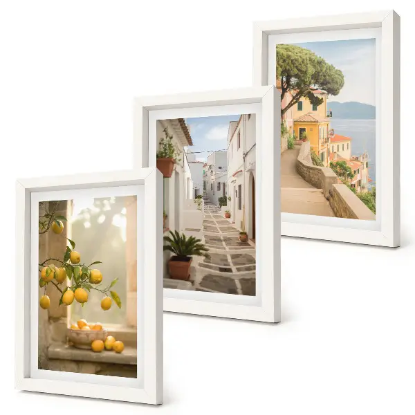 Bilderwand mit dem Ausblick auf Zitrusbäume und Architektur am Meer