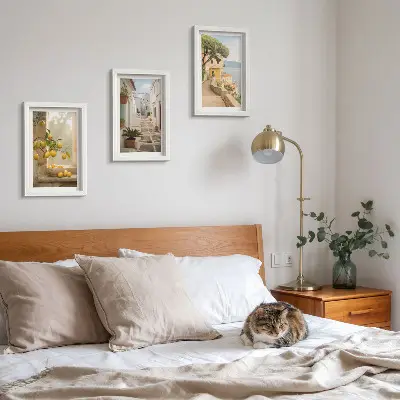 Bilderwand mit dem Ausblick auf Zitrusbäume und Architektur am Meer
