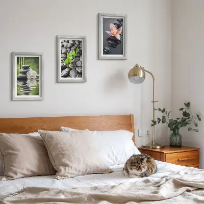 Bilderwand mit einer friedvollen Zen-Komposition aus Steinen und Blumen auf dem Wasser