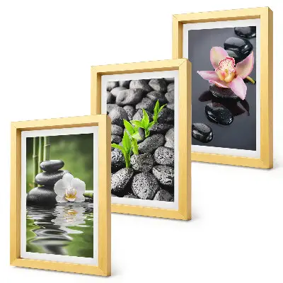 Bilderwand mit einer friedvollen Zen-Komposition aus Steinen und Blumen auf dem Wasser