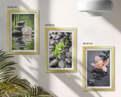 Bilderwand mit einer friedvollen Zen-Komposition aus Steinen und Blumen auf dem Wasser
