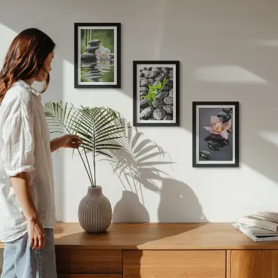 Bilderwand mit einer friedvollen Zen-Komposition aus Steinen und Blumen auf dem Wasser