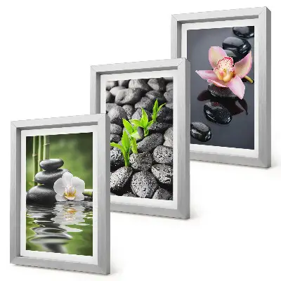 Bilderwand mit einer friedvollen Zen-Komposition aus Steinen und Blumen auf dem Wasser