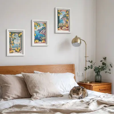 Bilderwand mit Fensterblick auf das Meer und italienische Zitronen