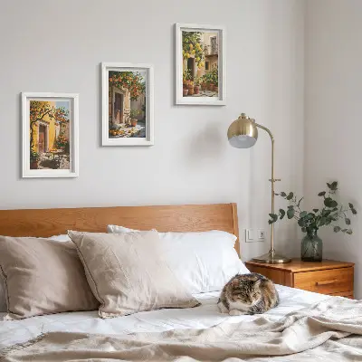 Bilderwand mit Zitrusfrüchten in einem sonnigen Innenhof mit Pflanzen