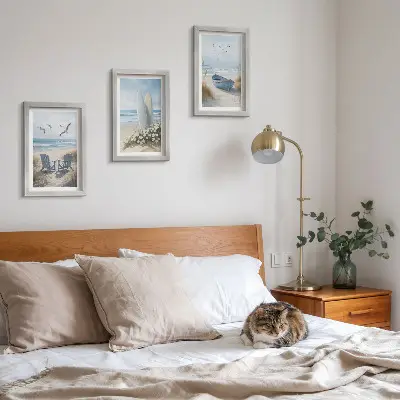 Bilderwand mit Strandmotiv, Surfbrettern, Booten und Vögeln
