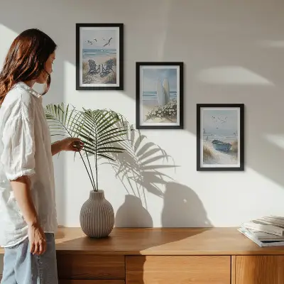Bilderwand mit Strandmotiv, Surfbrettern, Booten und Vögeln