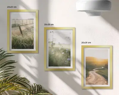 Bilderwand mit Landschaftsmotiv von Wiese, Straße und Sonnenuntergang