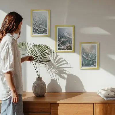 Bilderwand mit Wassertropfen auf den zarten Trieben des Löwenzahns