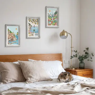 Bilderwand mit malerischen Landschaften von Meer und Zitrusfrüchten