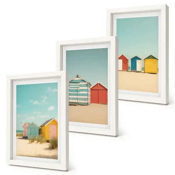 Bilderwand mit bunten Strandhäusern an einem sonnigen Tag