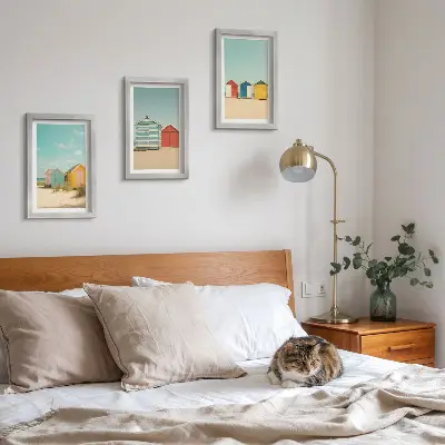 Bilderwand mit bunten Strandhäusern an einem sonnigen Tag