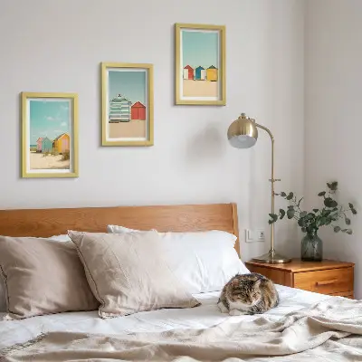 Bilderwand mit bunten Strandhäusern an einem sonnigen Tag
