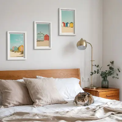 Bilderwand mit bunten Strandhäusern an einem sonnigen Tag