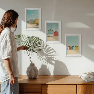 Bilderwand mit bunten Strandhäusern an einem sonnigen Tag