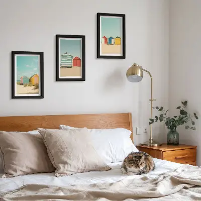 Bilderwand mit bunten Strandhäusern an einem sonnigen Tag