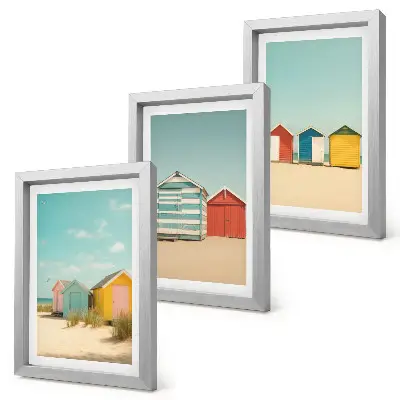 Bilderwand mit bunten Strandhäusern an einem sonnigen Tag