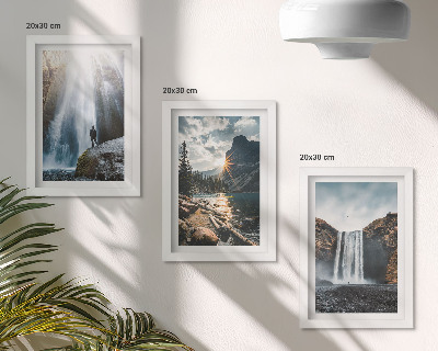 Bilderwand Wasserfälle in den Bergen inmitten wunderschöner Naturlandschaften