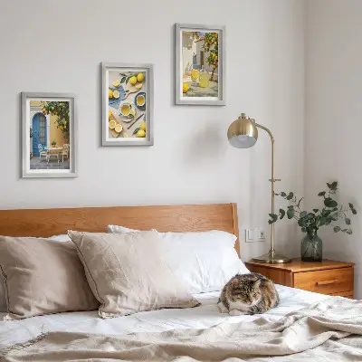 Bilderwand mit Motiven von Zitronenlimonade, blauen Türen und Sommeraussichten